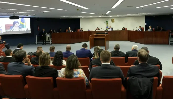 Moraes e Dino votam para manter prisão preventiva de Bolsonaro no STF, placar é 2x0 em julgamento virtual