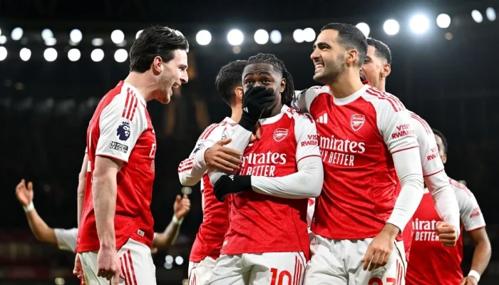 Hat-trick de Eze brilha em goleada do Arsenal contra Tottenham; Richarlison marca golaço do meio-campo e Arsenal dispara na liderança da Premier League