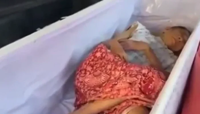 Mulher de 65 anos é encontrada viva em caixão momentos antes de ser cremada viva na Tailândia após dois dias sem reagir