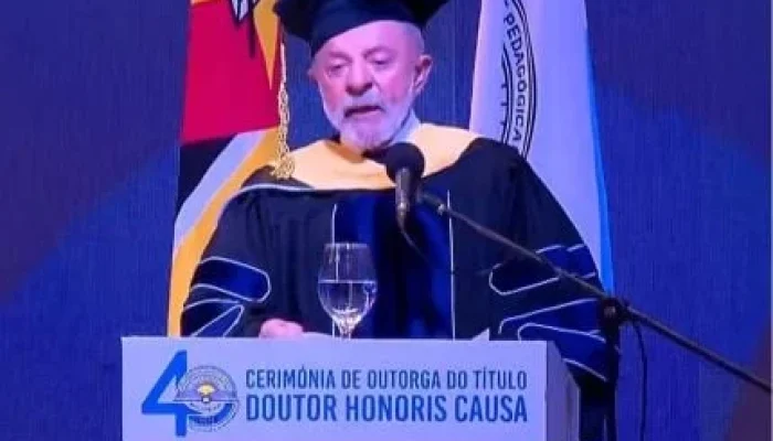 Lula recebe título de Doutor Honoris Causa em Moçambique e destaca educação como "obsessão" em discurso emocionante