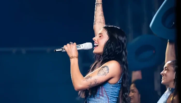 Ana Castela chora ao receber quadro emocionante do avô em show, relembre a história da família no mundo da música