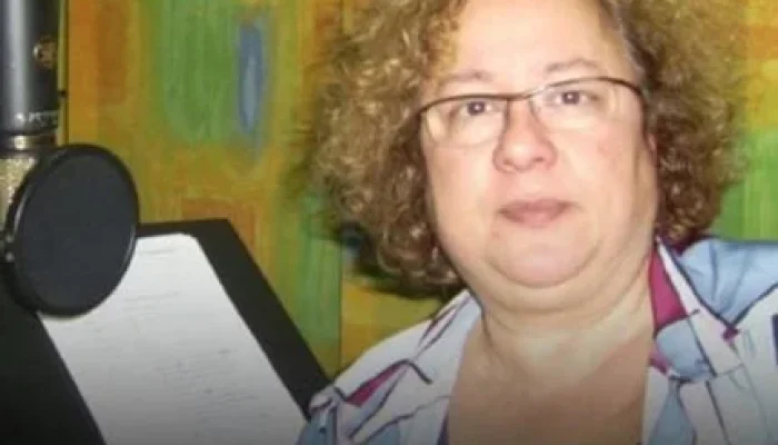 Morre Denise Simonetto, a voz inesquecível de Julia Roberts e Demi Moore no Brasil, após luta contra o câncer aos 70 anos