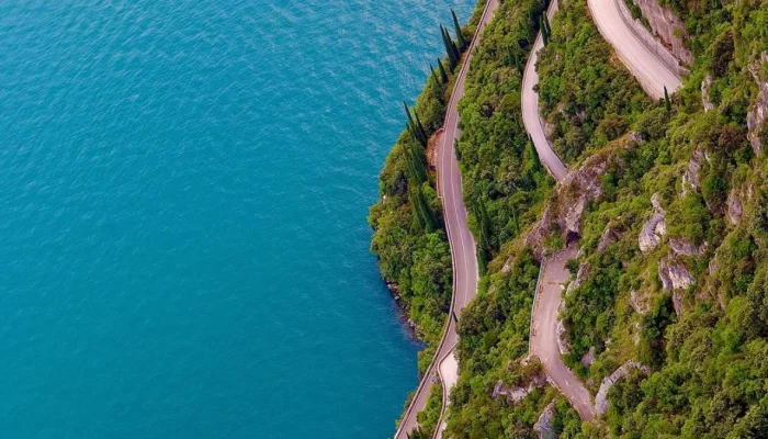 Strada della Forra: A Estrada Italiana Famosa por James Bond e Vistas Deslumbrantes do Lago de Garda