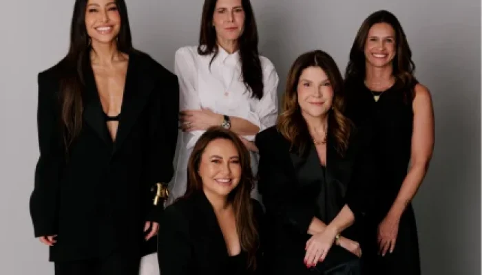 Sabrina e Karina Sato: Irmãs Assumem Sociedade do Camarote Nº1 e Revolucionam o Carnaval Carioca em 2026