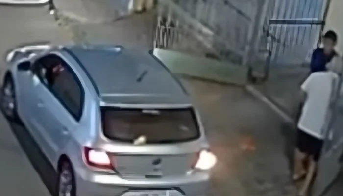 Idoso Reage a Assalto e Arma de Criminoso Falha Duas Vezes, Assaltantes Fogem com Carro em Vila Velha; Veja Vídeo Chocante