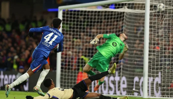 Golaço de Estêvão e polêmicas marcam vitória do Chelsea sobre Barcelona na Champions League