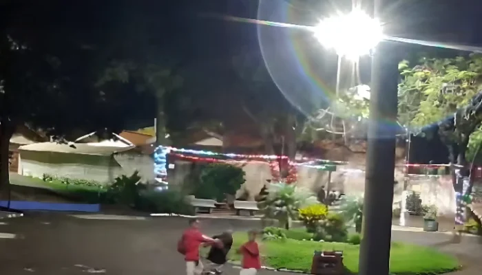 Idoso Herói em Ourinhos: Agressão Brutal em Praça Natalina Após Tentar Proteger Decoração