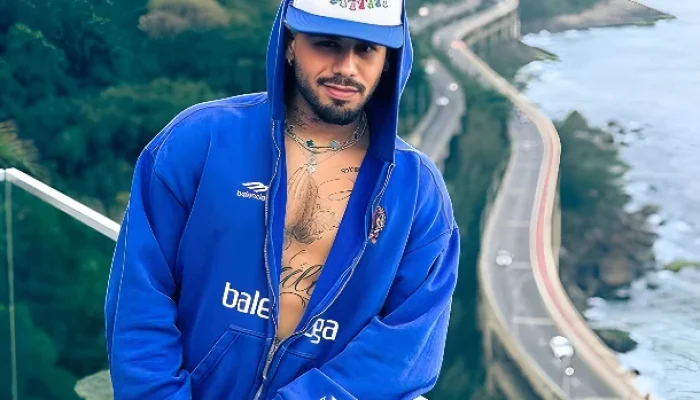 Zé Felipe eleva astral com jogada de altinha na praia antes de gravar com Ana Castela em Balneário Camboriú para o AgroPlay Verão