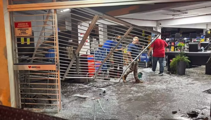 Carro invade supermercado em Passo Fundo após grave acidente com três veículos na Avenida Presidente Vargas