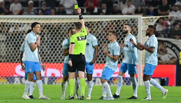 Lateral do Grêmio, Marlon, é Suspenso pelo STJD: Zagueiro Acusa o Campeonato Brasileiro de Roubo ao Tricolor Gaúcho