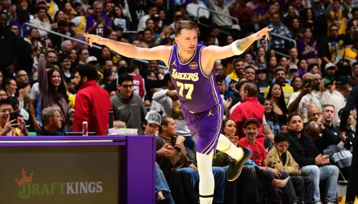 Luka Doncic brilha com 24 pontos no 1º quarto, Lakers vencem Clippers e avançam na NBA Cup