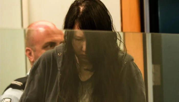 Mãe na Nova Zelândia condenada à prisão perpétua por assassinar filhos e esconder corpos em malas