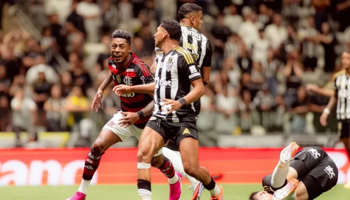 Flamengo empata com Atlético-MG e adia título do Brasileirão, mas vê Palmeiras tropeçar; foco agora é na Libertadores