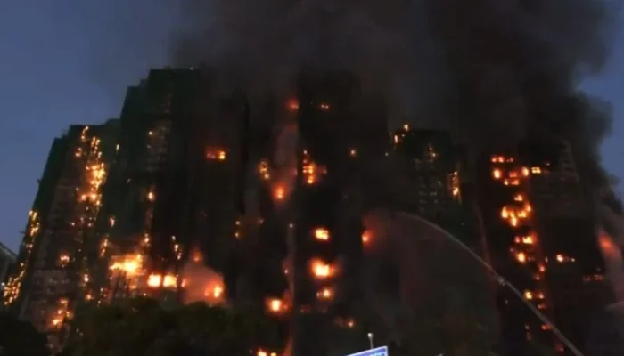 Tragédia em Hong Kong: Incêndio em Condomínio de Arranha-Céus Deixa 4 Mortos e Dezenas de Feridos em Prédio Residencial Gigante