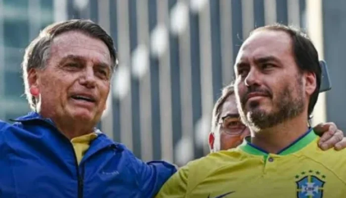 Carlos Bolsonaro Detona Debate sobre Sucessão Presidencial Após Prisão do Pai: "Covardia Inaceitável!"