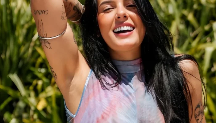 Ana Castela em alta: Cantora rebate críticas sobre corpo com biquíni e viraliza com look de neve