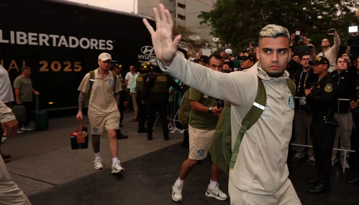 Palmeiras desembarca em Lima com festa da torcida, provocações ao Flamengo e Andreas Pereira ovacionado antes da final da Libertadores