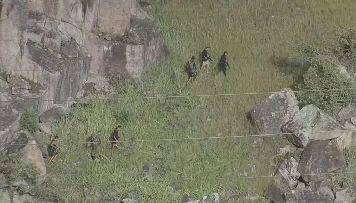 Guerra nas Alturas: Criminosos Armados com Fuzis Fogem pelo Morro do Fubá Durante Operação Policial no Rio de Janeiro