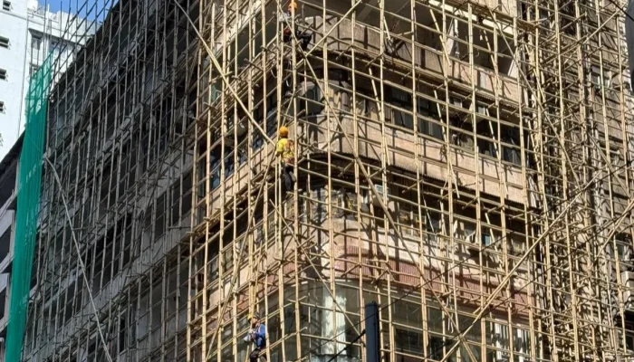 Andaimes de Bambu em Hong Kong: A Tradição Que Pode Ter Alimentado o Incêndio em Arranha-Céus