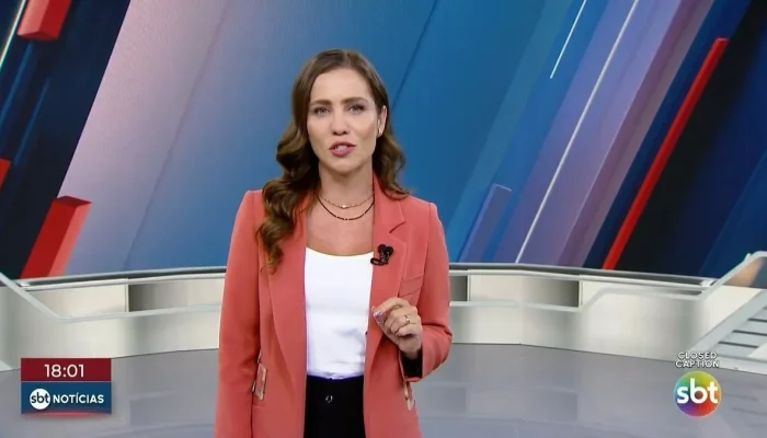 Repórter do SBT é assaltada ao vivo por criminoso armado que exigiu celular e senha; polícia descobre placa adulterada em carro de fuga