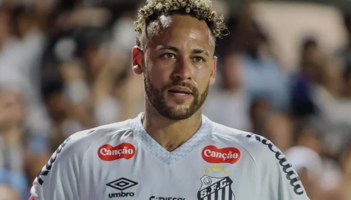 Neymar desafia médicos e pede para reforçar o Santos na reta final do Brasileirão mesmo lesionado, entenda a cirurgia que o aguarda nas férias