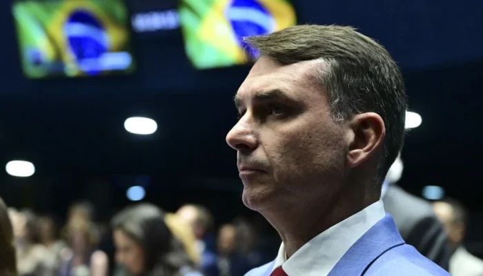 Flávio Bolsonaro Defende PL por Suspender Salário de Jair Bolsonaro Após Prisão e Alerta: "Nada Faltará ao Meu Pai"