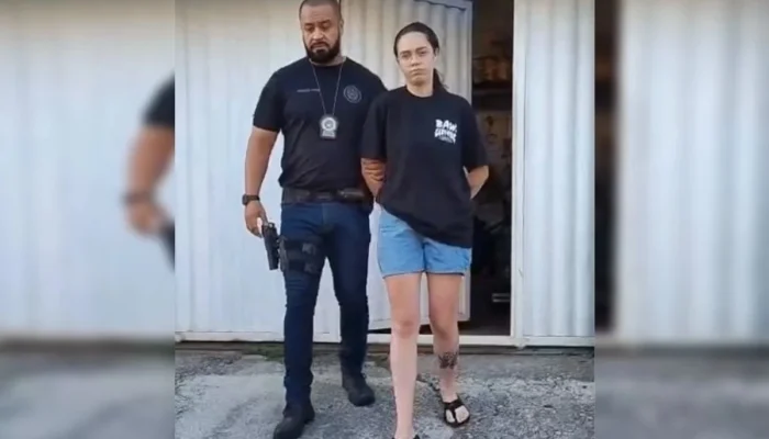 Jovem de 19 anos presa após confessar plano com o pai para matar a mãe com chumbinho; investigações revelam pesquisas sobre venenos