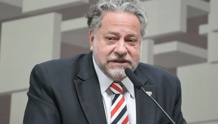 Após goleada histórica, presidente do São Paulo, Julio Casares, assume responsabilidade e garante permanência até 2026