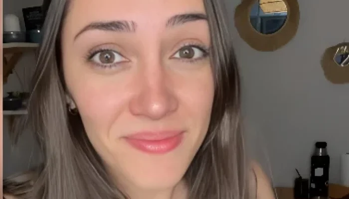 Influenciadora Descobre Fita Adesiva no Nariz Há 30 Anos Após Crise de Sinusite: "Respirar Melhor do Que Nunca"