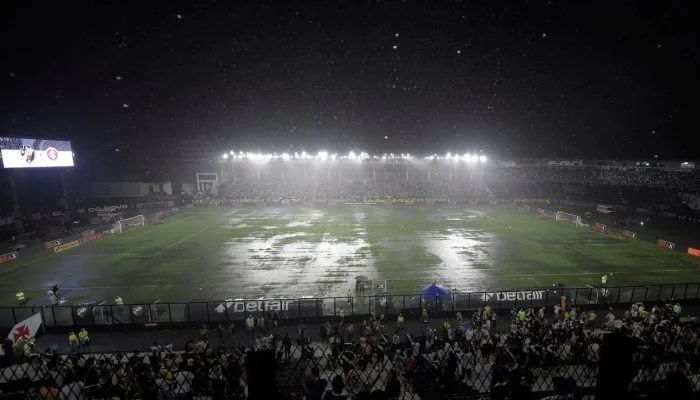 Temporal alaga gramado novo de São Januário e paralisa estreia do Vasco contra o Internacional no Brasileirão