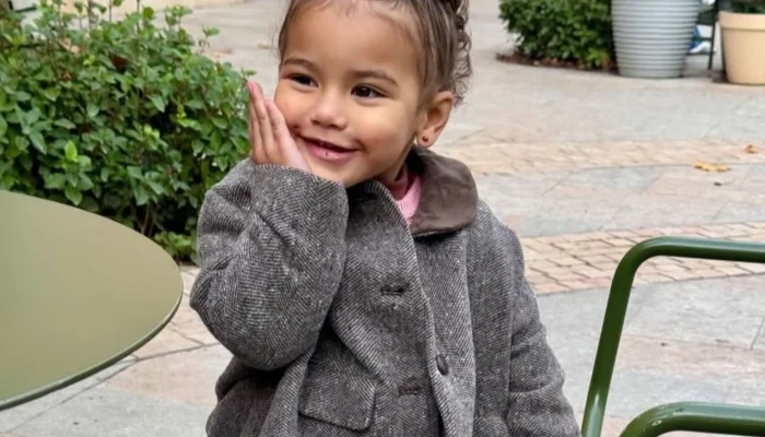 Mavie, filha de Neymar, rouba a cena na Vila Belmiro ao entrar em campo com o pai em partida decisiva do Brasileirão