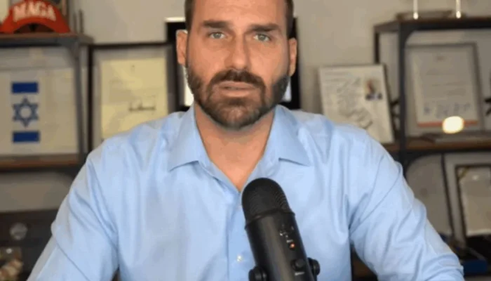 Racha na Direita: Eduardo Bolsonaro ataca Tarcísio e o chama de "candidato do sistema", acendendo alerta no PL