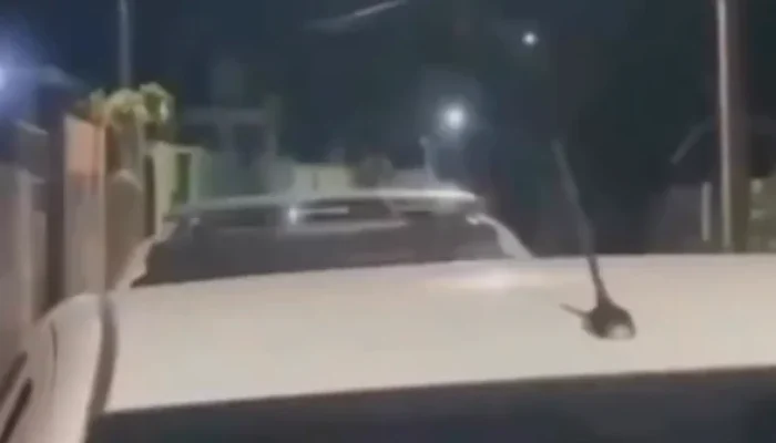 Carro com Teto Solar Vira Palco de Momento Íntimo Viral; Vídeo Choca e Diverte Internautas