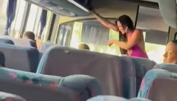 Mulher de Vestido Rosa Invade Ônibus e Cobra Homem por "Programa" Não Pago, Gerando Cena Viral