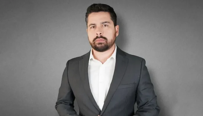 Dino nega passaporte a pai de Paulo Figueiredo para EUA, citando dívidas e falta de garantias médicas e financeiras