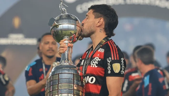Arrascaeta revela desejo de se aposentar no Flamengo e exalta importância de Filipe Luís para o elenco