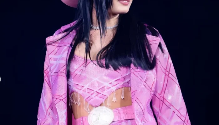 Ana Castela surpreende em show com Zé Felipe em tamanho real e fãs reagem: "foi diferente hoje"