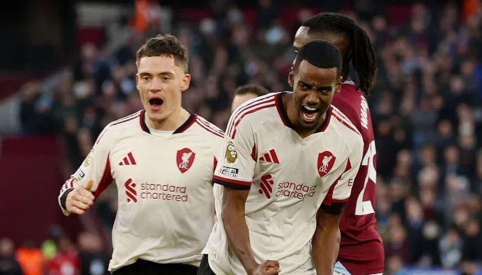 Liverpool respira aliviado: Golaço de Isak e expulsão de Paquetá selam vitória sobre West Ham na Premier League