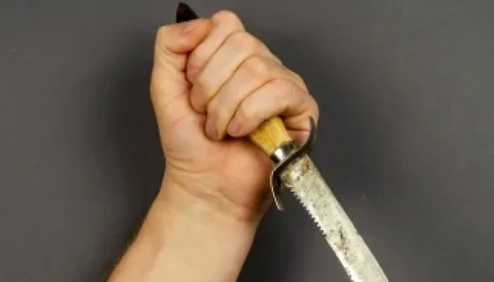 Marido Ciumento Mata Homem a Facadas na Praça Após Suspeita de Assédio à Esposa e se Esconde no Porta-Malas de Carro em Campo Grande