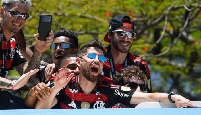 Viña, ex-Palmeiras, lidera provocação flamenguista em festa do tetra da Libertadores: "O Palmeiras não tem Mundial"