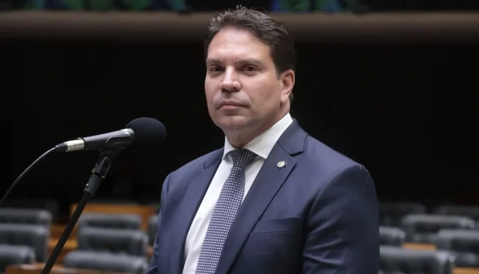 Alexandre Ramagem: Câmara dos Deputados bloqueia salário e cota parlamentar do deputado foragido nos EUA após condenação pelo STF