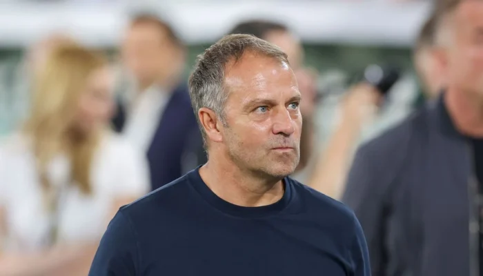 Desfalque de última hora no Barcelona: Frenkie de Jong fora contra o Atlético de Madrid, Hansi Flick busca soluções