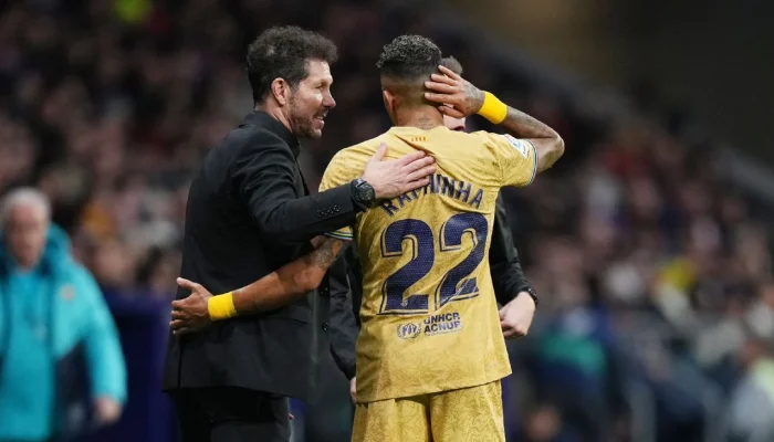 Simeone choca ao exaltar Raphinha e questionar: "Não sei como não ganhou a Bola de Ouro"