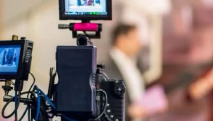 Tadeu Schmidt choca ao revelar que usa vestidos da esposa para conforto em casa após banho e detalha implante capilar