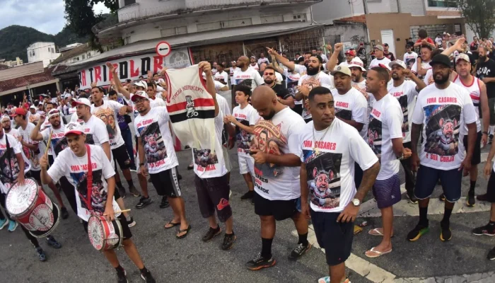 Protesto da Torcida do São Paulo: Camisas e Faixas Contra Diretoria e Jogadores Antes da Partida Contra o Internacional