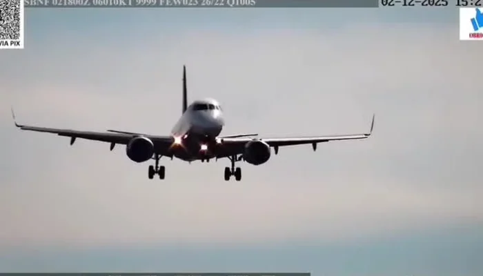 Avião da Azul faz pouso de emergência em Navegantes, SC, após problemas técnicos; pista é bloqueada