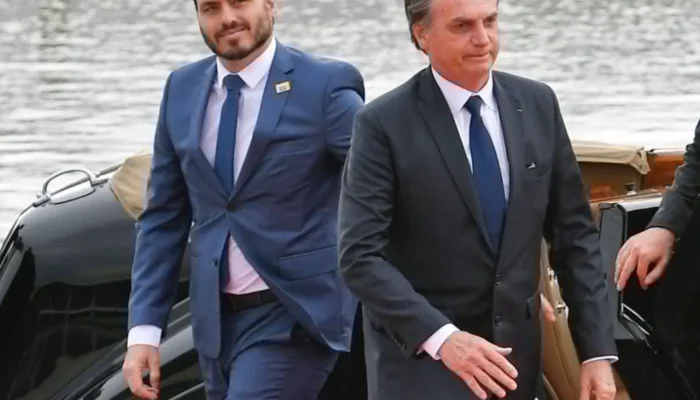 Alexandre de Moraes impede visita de Carlos Bolsonaro ao pai, Jair Bolsonaro, no dia do seu aniversário, gerando polêmica