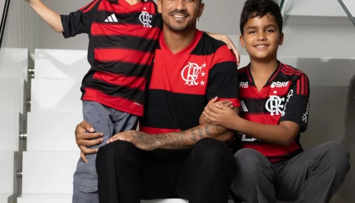 Filho de Jogador do Flamengo Comete Gafe Inusitada Durante Festa do Título Brasileiro: "Sou Fluminense"