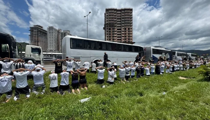 Emboscada brutal: Ônibus do Inter é destruído e torcedores do Santos são detidos após confronto violento em SC