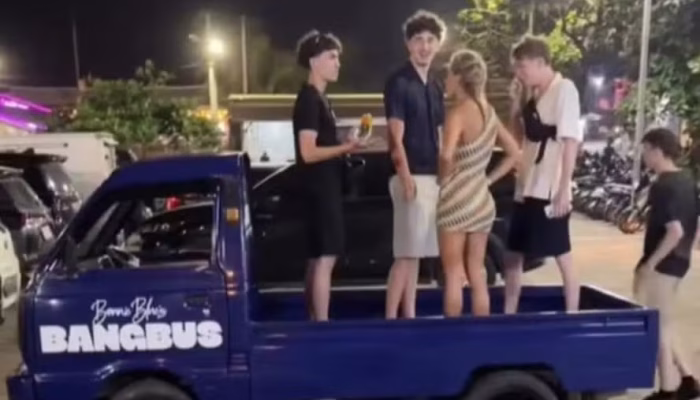 Estrela Pornô Inglesa Bonnie Blue é Presa em Bali com "Ônibus do Sexo" Durante Tour Mundial